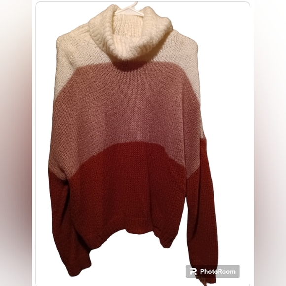 Rue21 Sweaters - Rue 21 Neutral Colorblock Turtleneck Sweater